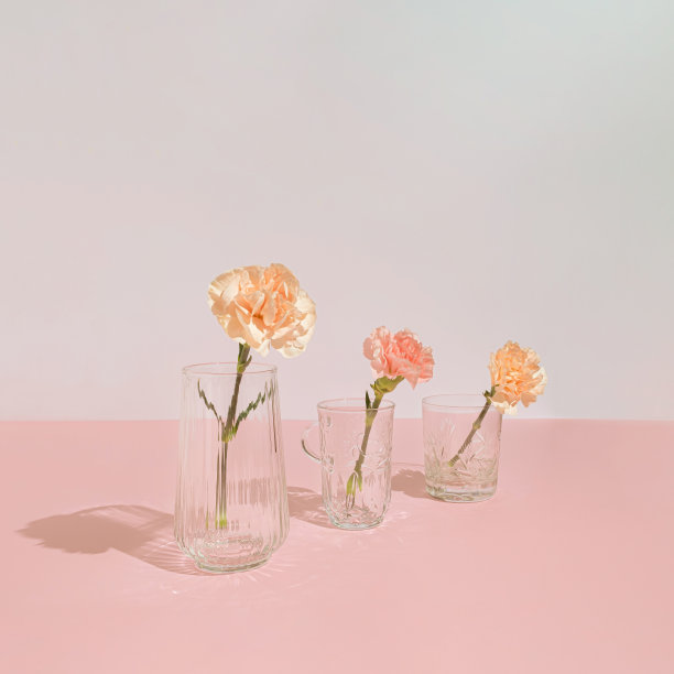 现代粉彩组合花卉，花瓶和水晶玻璃。简约风格浪漫美学。图片下载