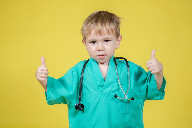 画像上的小白种男孩穿着医生的衣服，露出竖起大拇指的姿势图片下载