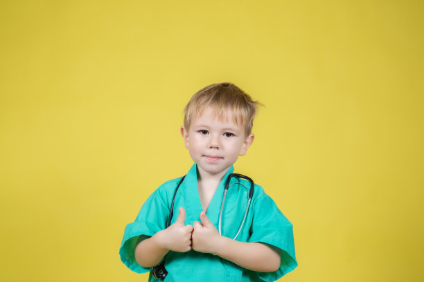 画像上的小白种男孩穿着医生的衣服，露出竖起大拇指的姿势图片下载