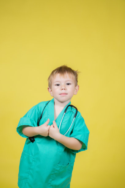 画像上穿着医生衣服的白人小孩竖起大拇指的姿势图片下载