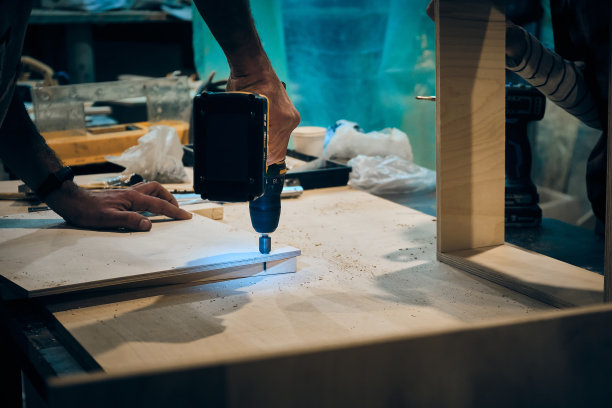 人们在木工车间工作图片下载