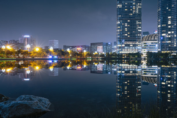 繁华的金融城市，在成都的河边拍摄的夜晚图片下载