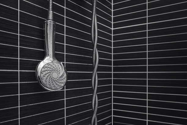 铬浴淋浴龙头。图片下载