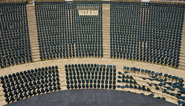 露天剧场里的折叠椅图片下载