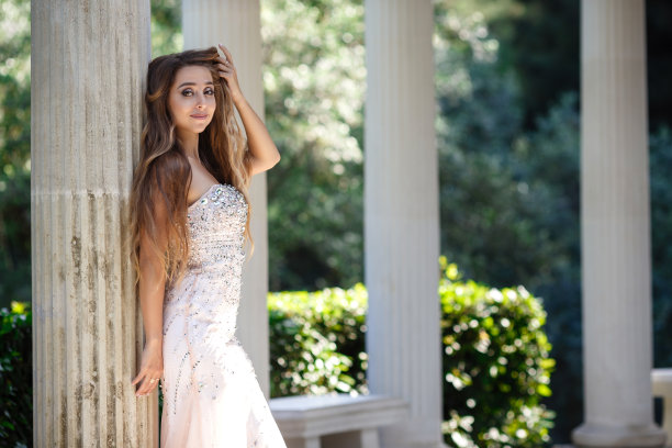 时尚户外照片优雅美丽的女人金发在豪华亮片礼服和银饰品，在夏季公园摆姿势图片下载