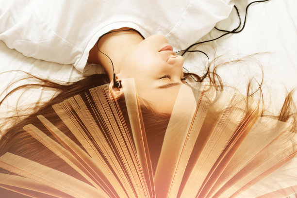 女孩的耳机里放着有声书图片下载