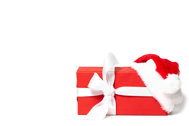 圣诞新年装饰，极简主义，红色圣诞礼盒和圣诞老人帽。礼物在一个白色孤立的背景。平躺图片下载