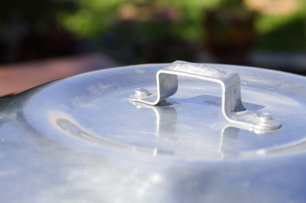 用来做蛋糕和糖果的金属锅图片下载