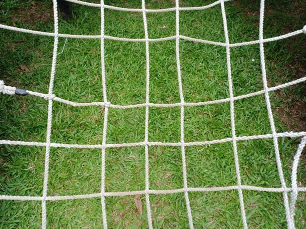 在出站的地方用绳子绑网图片下载