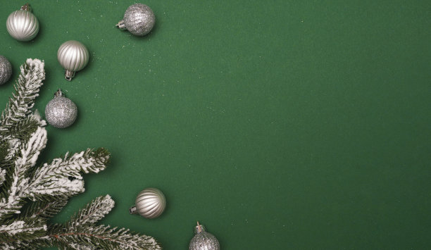 圣诞或新年银色的装饰物和杉木树枝在绿色的背景。贺卡。最小的概念，复制空间图片下载