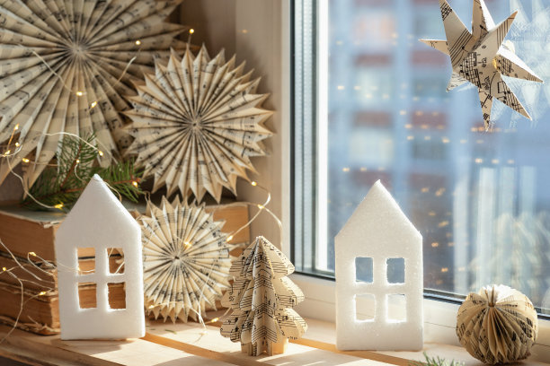 圣诞作文窗边的房子，雪花，冷杉图片下载