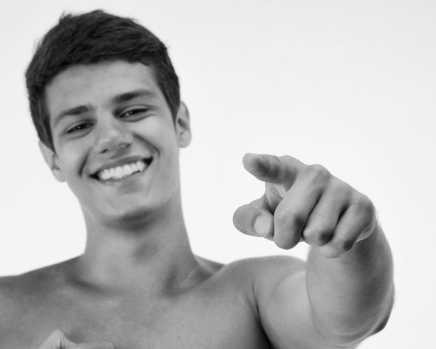 年轻有趣的学生在工作室摆姿势。学习和工作。图片下载