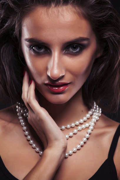 美丽年轻的世俗女人与珠宝近距离，富有的真实女孩的豪华肖像，派对化妆图片下载