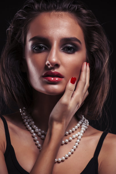 美丽年轻的世俗女人与珠宝近距离，富有的真实女孩的豪华肖像，派对化妆图片下载