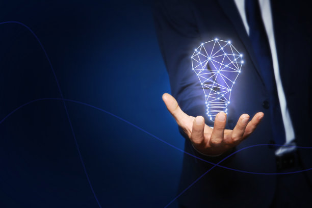 概念的概念。商人在黑暗的背景上演示发光的灯泡插图，特写。空间的文本图片下载