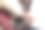一个年轻人一边弹吉他一边练习他的音乐学习。图片下载
