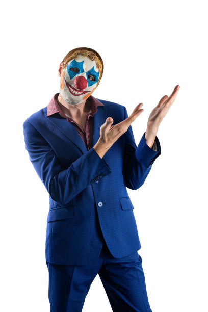 一个戴着小丑面具，穿着西装的男人。图片下载
