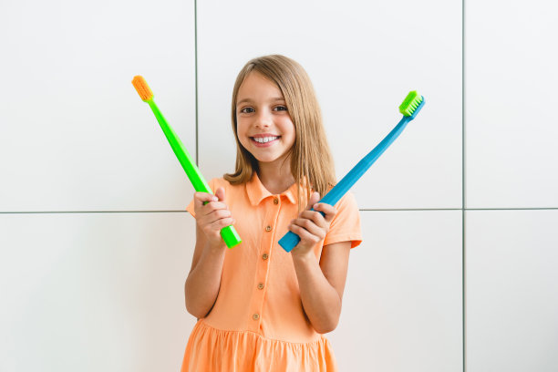 牙科保健的概念。口腔诊所。小女孩去看牙医，拿着牙刷，准备刷牙图片下载