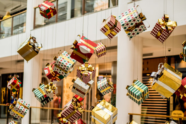 购物中心的圣诞装饰。节日期间。假日购物。圣诞礼物礼物图片下载