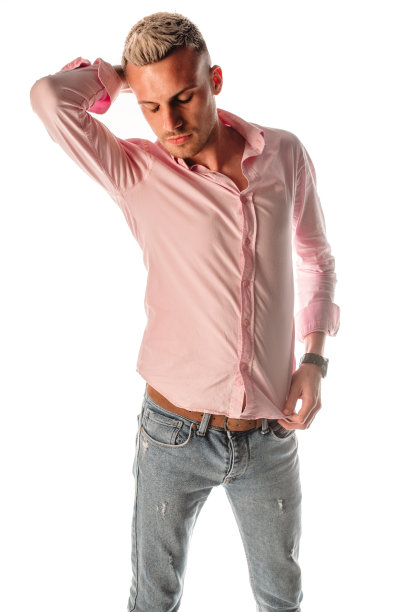 快乐的时尚英俊的白人男性在粉红色的t恤图片下载