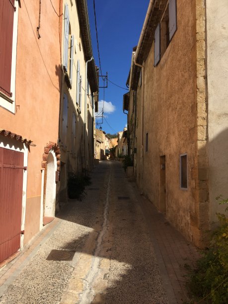 法国南部Jouques村庄的风景图片下载