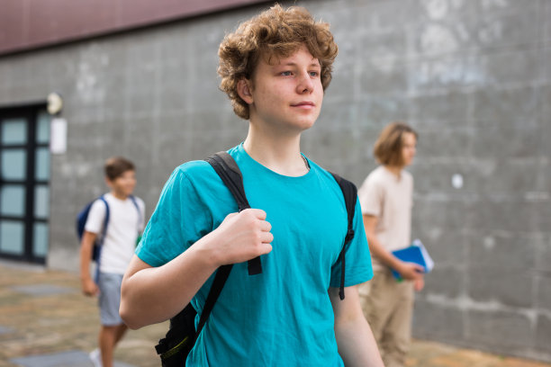 放学后小男孩回家图片下载