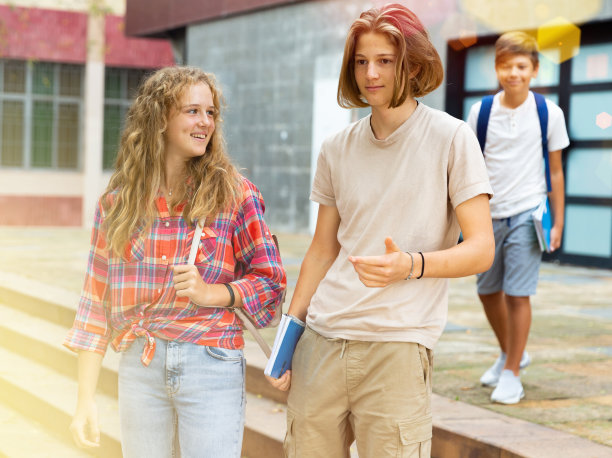 男孩和女孩放学后走路回家图片下载