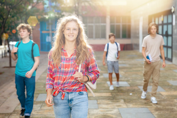 少年女孩放学回家图片下载
