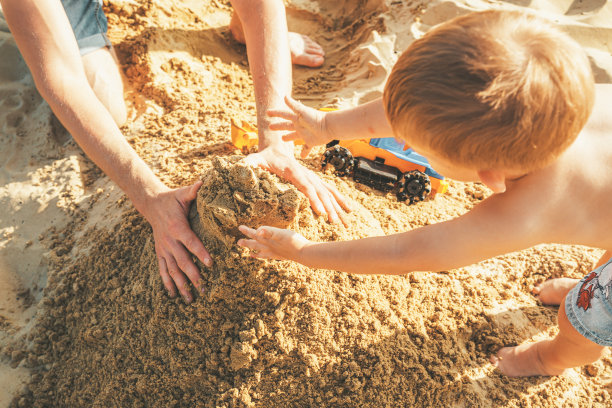 爸爸和儿子玩沙子图片下载