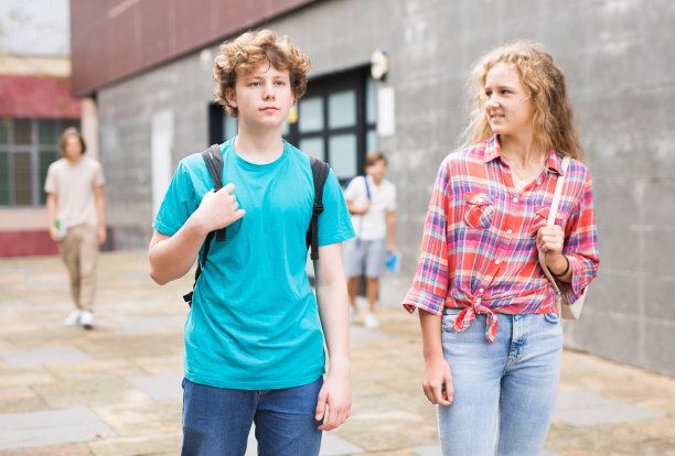 男孩和女孩放学后走路回家图片下载