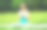 健身妇女与智能手机在垫子上的草地在夏季公园图片下载