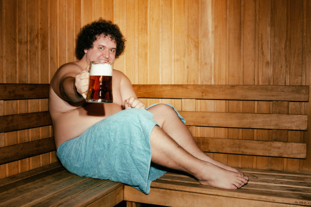 有趣的胖子正在桑拿浴中放松。图片下载
