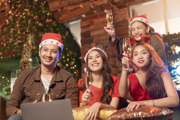 酒精;周年纪念日;亚洲;背景;饮料;散景;泡沫;休闲;庆祝;庆祝活动;香槟;欢欣鼓舞;愉快的;圣诞节;俱乐部;恭喜你;装饰;喝;享受;娱乐;事件;爆炸;时尚;喜庆的;的朋友;朋友图片下载