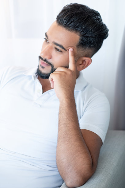 英俊的阿拉伯人思考问题的头脑图片下载