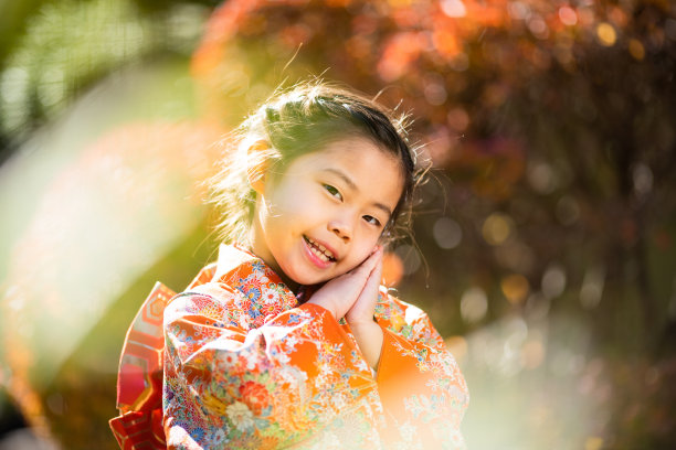 Cute Japanese girl in Kimono in Autumn nature 七五三图片下载