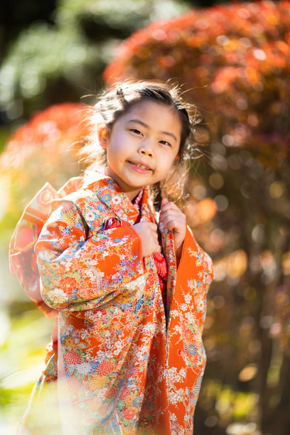 Cute Japanese girl in Kimono in Autumn nature 七五三图片下载