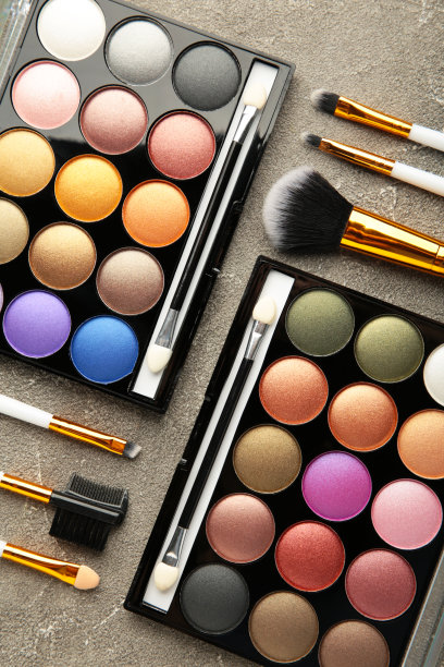 专业的调色板和笔刷在灰色背景上。垂直的照片。图片下载