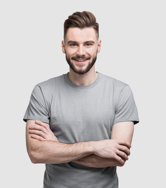英俊的微笑的年轻男子肖像与双臂交叉图片下载