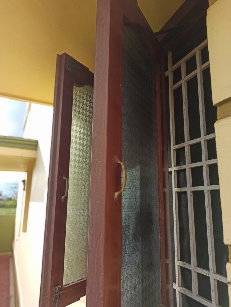 旧窗户有玻璃盖和铁格照片图片下载