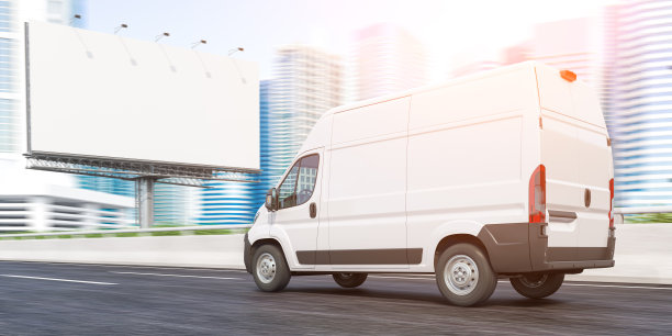 送货车正驶往市中心的摩天大楼和空荡荡的广告牌。快递和搬家。图片下载