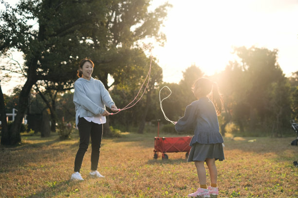 母亲和女儿跳绳图片下载