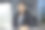 迷人的女商人坐在室内办公室的桌子上，工作。库存图片图片下载