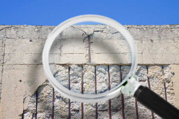 旧钢筋混凝土结构与损坏和生锈的金属钢筋必须拆除-通过放大镜看到的概念图片下载