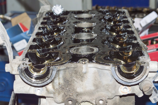 前视图的倒气缸盖的发动机图片下载