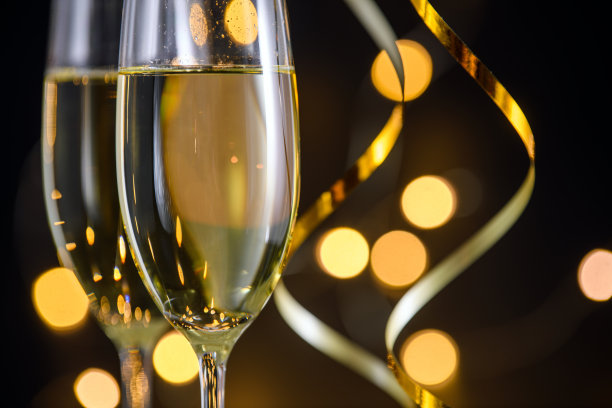 香槟或葡萄酒在黑色背景图片下载