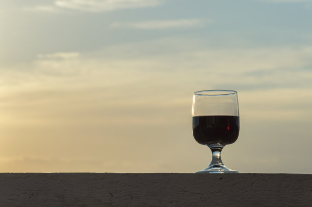 在浪漫的日落时喝上一杯图片下载