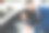 男性英俊的白人店员正在向一名女性客户解释在购买新车之前在数码平板电脑上的汽车选择信息图片下载