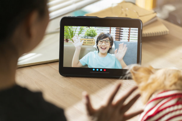 视频通话家庭社交距离概念，亚洲女性手势和问候她的儿子与爱和幸福的对话，从平板电脑与小狗朋友在线交谈图片下载