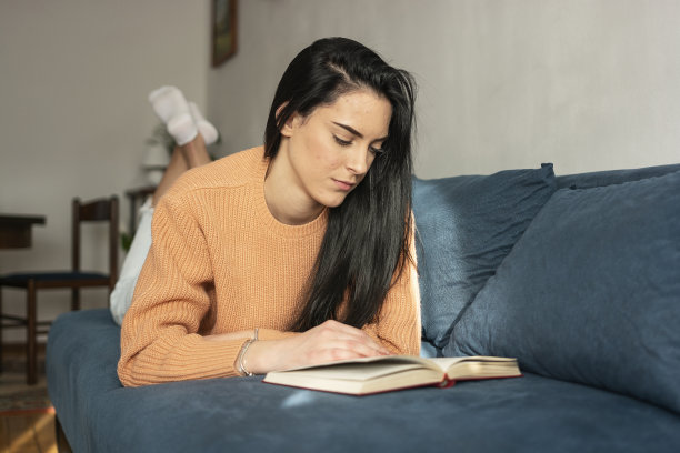 十几岁的女孩在家学习图片下载