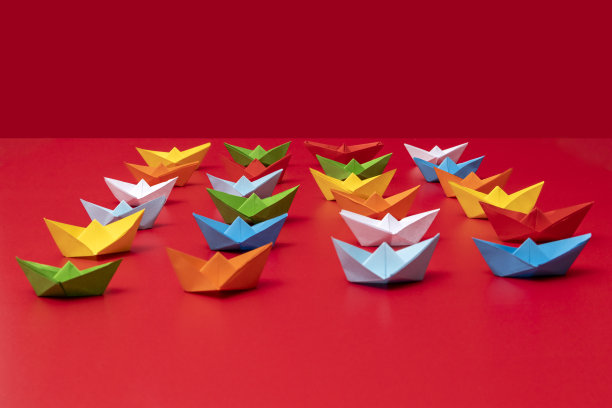 红色底色的多色纸船图片下载